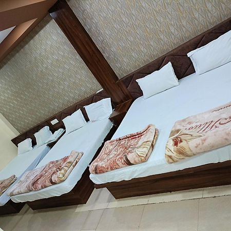 Green Leaf Hotel Ujjain Bagian luar foto