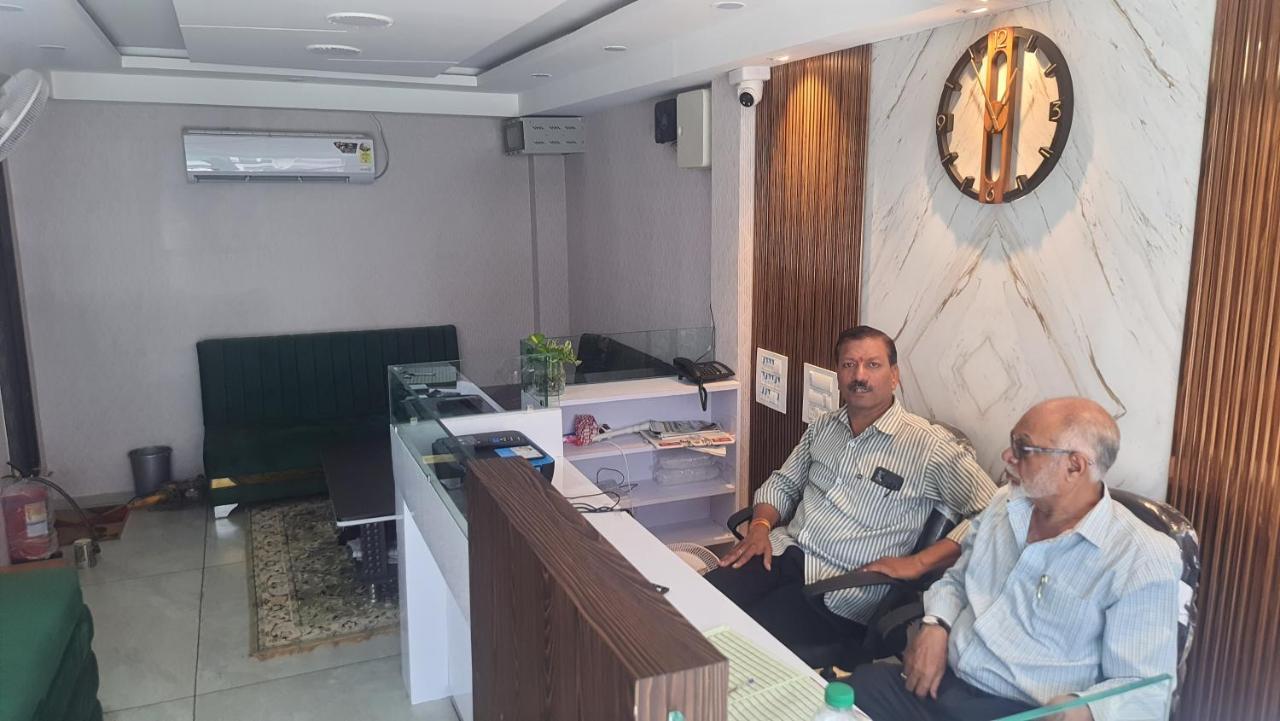 Green Leaf Hotel Ujjain Bagian luar foto
