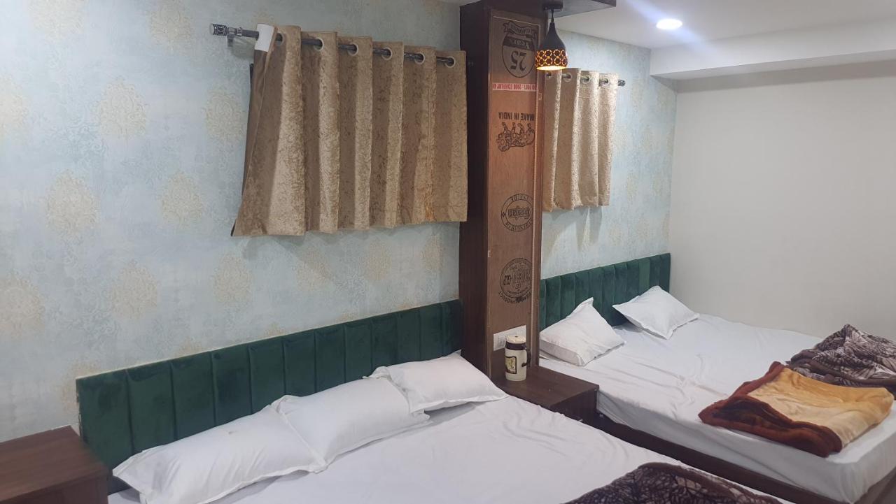 Green Leaf Hotel Ujjain Bagian luar foto