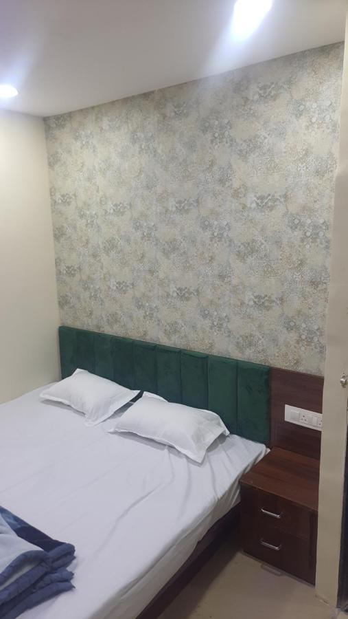 Green Leaf Hotel Ujjain Bagian luar foto