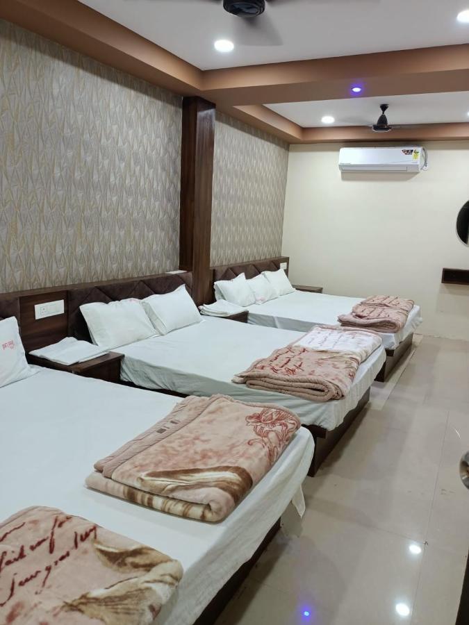 Green Leaf Hotel Ujjain Bagian luar foto