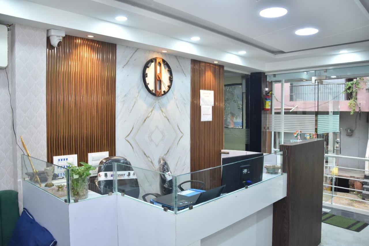 Green Leaf Hotel Ujjain Bagian luar foto