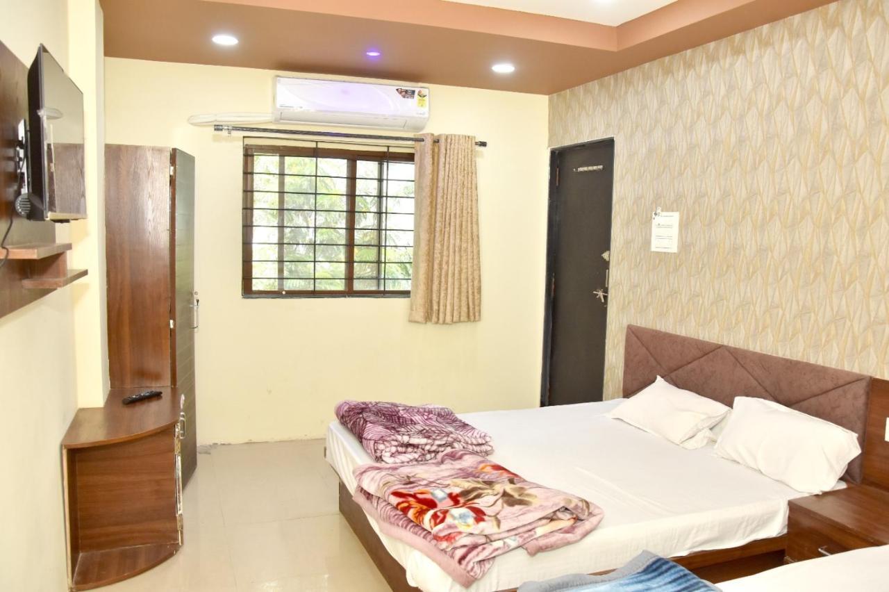 Green Leaf Hotel Ujjain Bagian luar foto