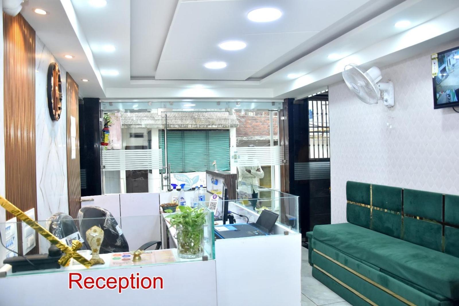 Green Leaf Hotel Ujjain Bagian luar foto