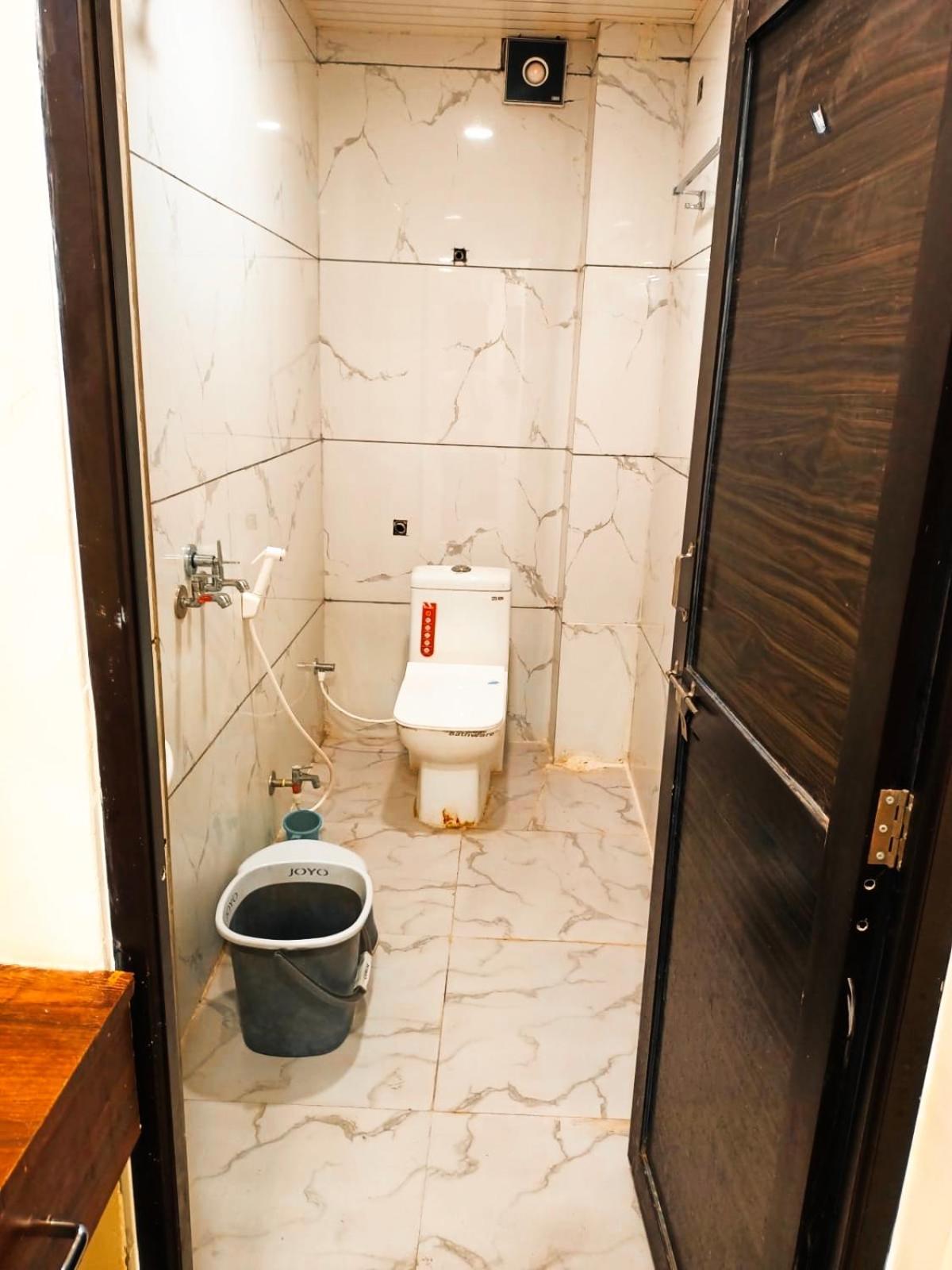 Green Leaf Hotel Ujjain Bagian luar foto