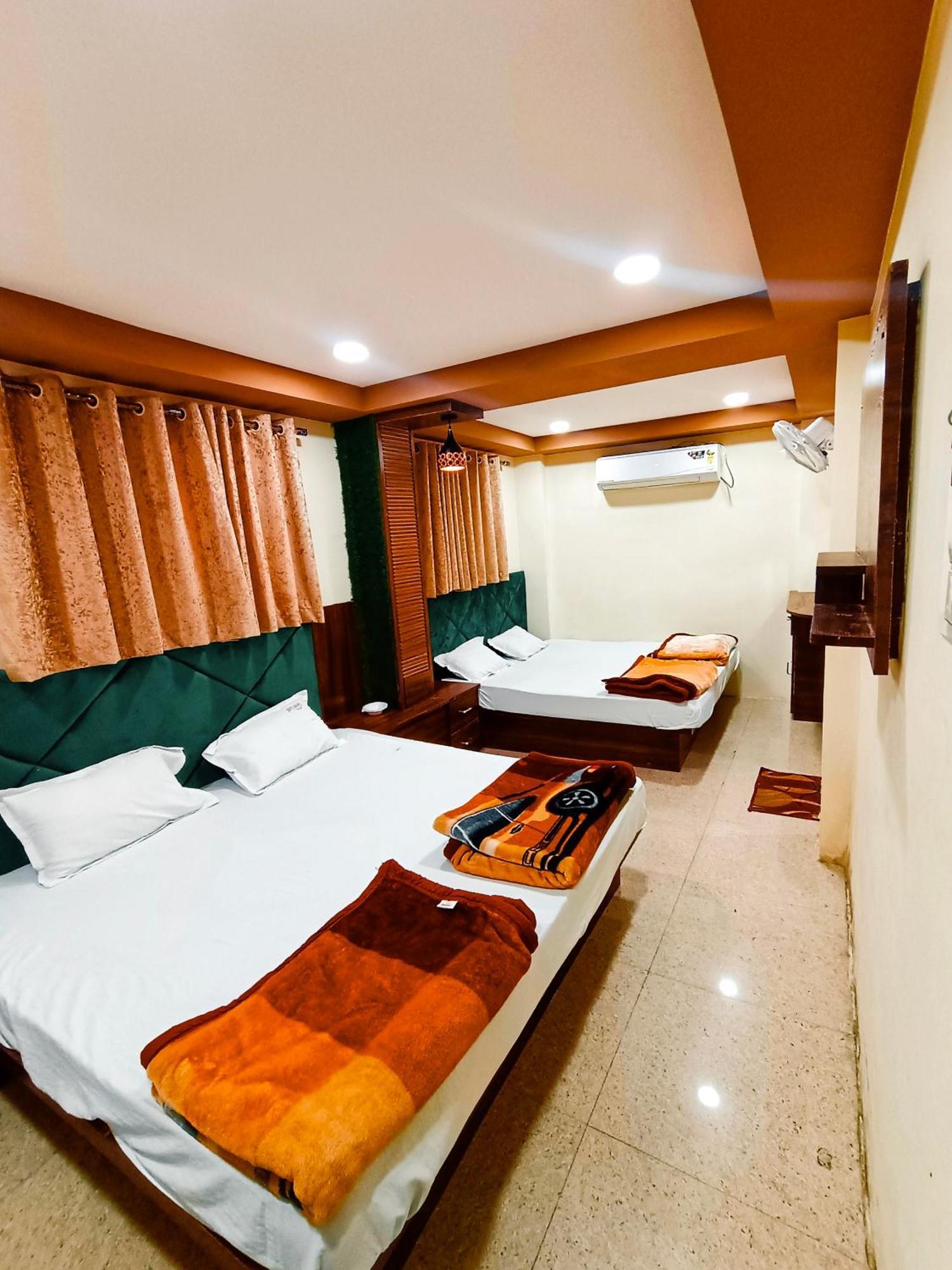 Green Leaf Hotel Ujjain Bagian luar foto