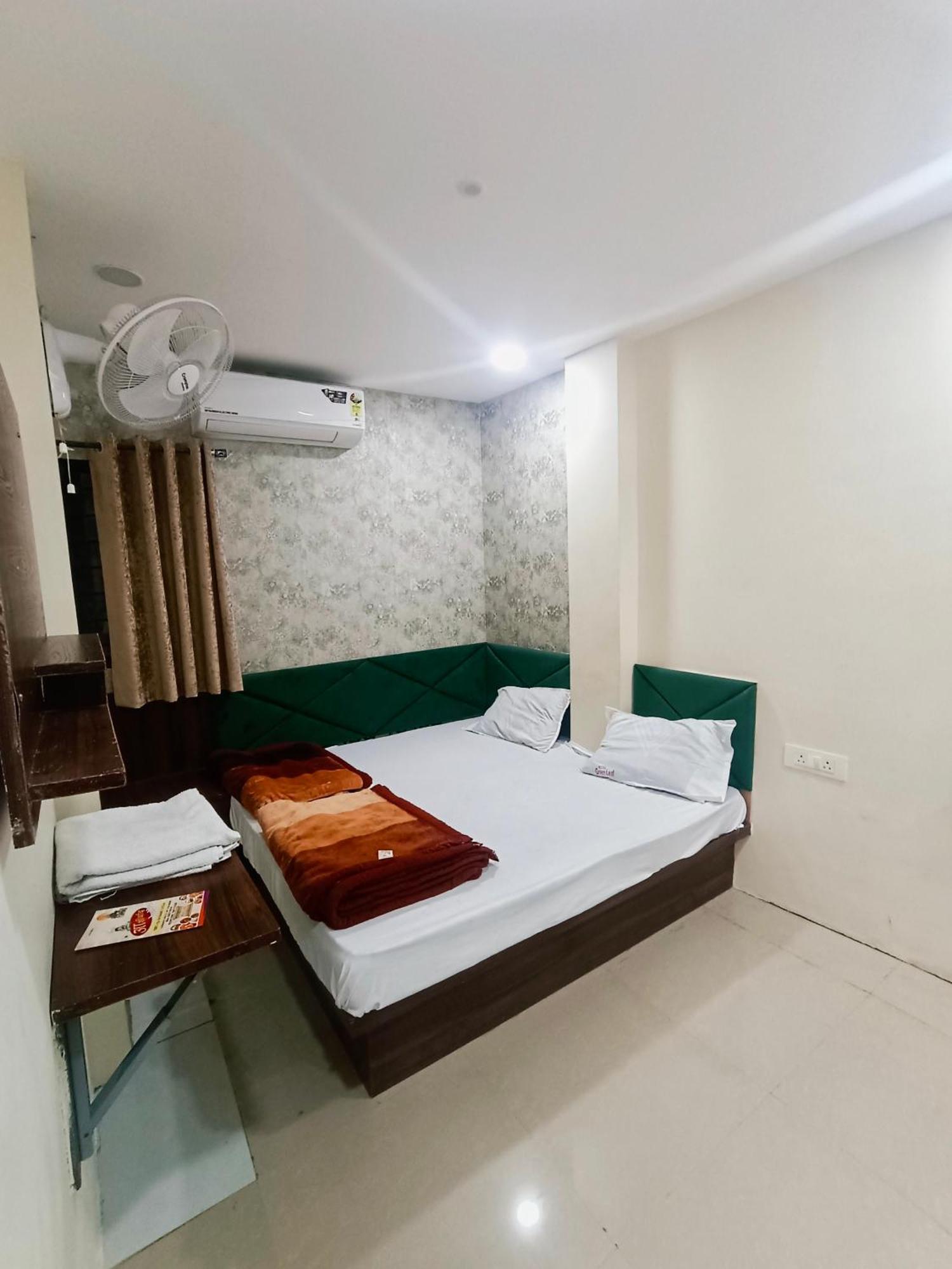 Green Leaf Hotel Ujjain Bagian luar foto