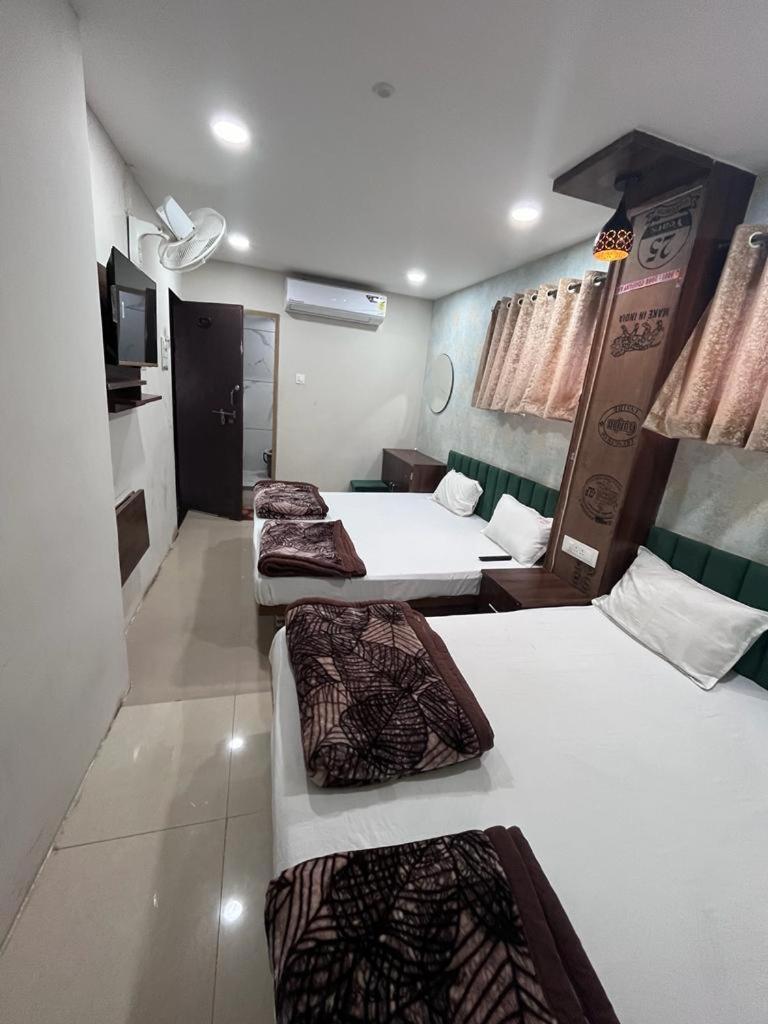 Green Leaf Hotel Ujjain Bagian luar foto