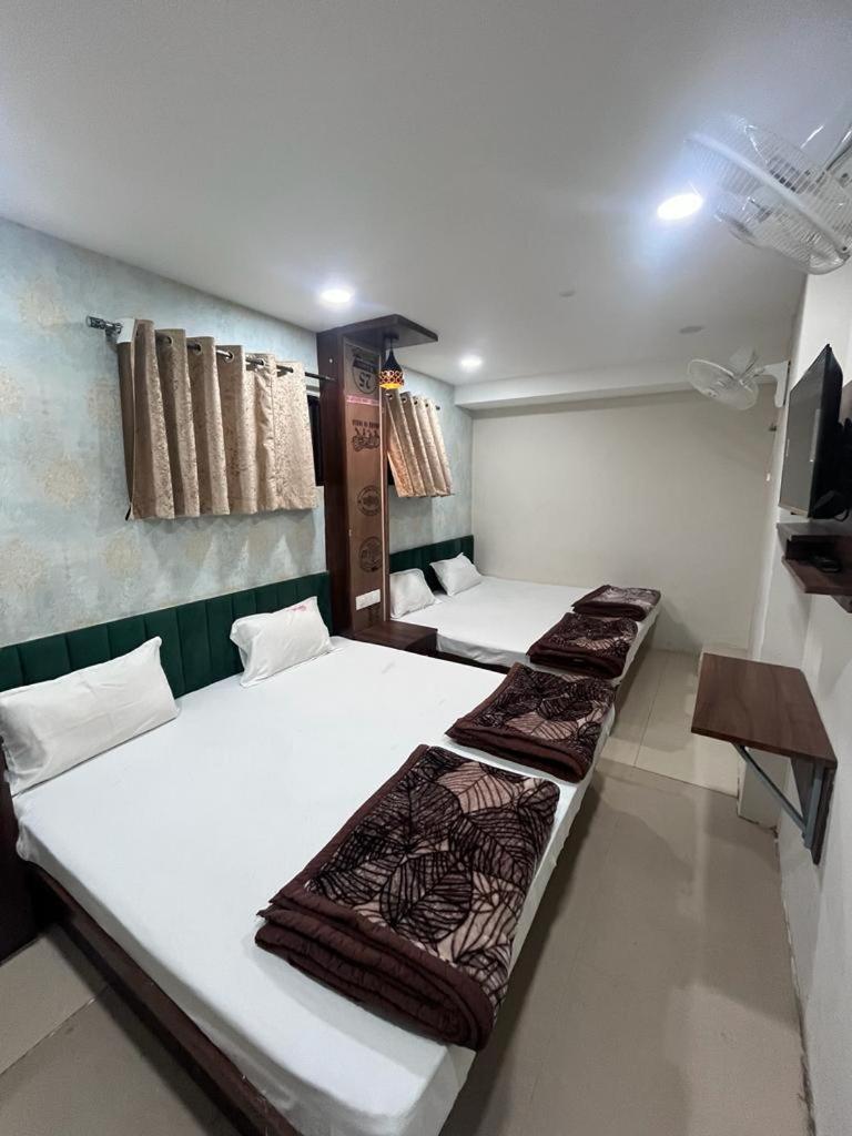 Green Leaf Hotel Ujjain Bagian luar foto
