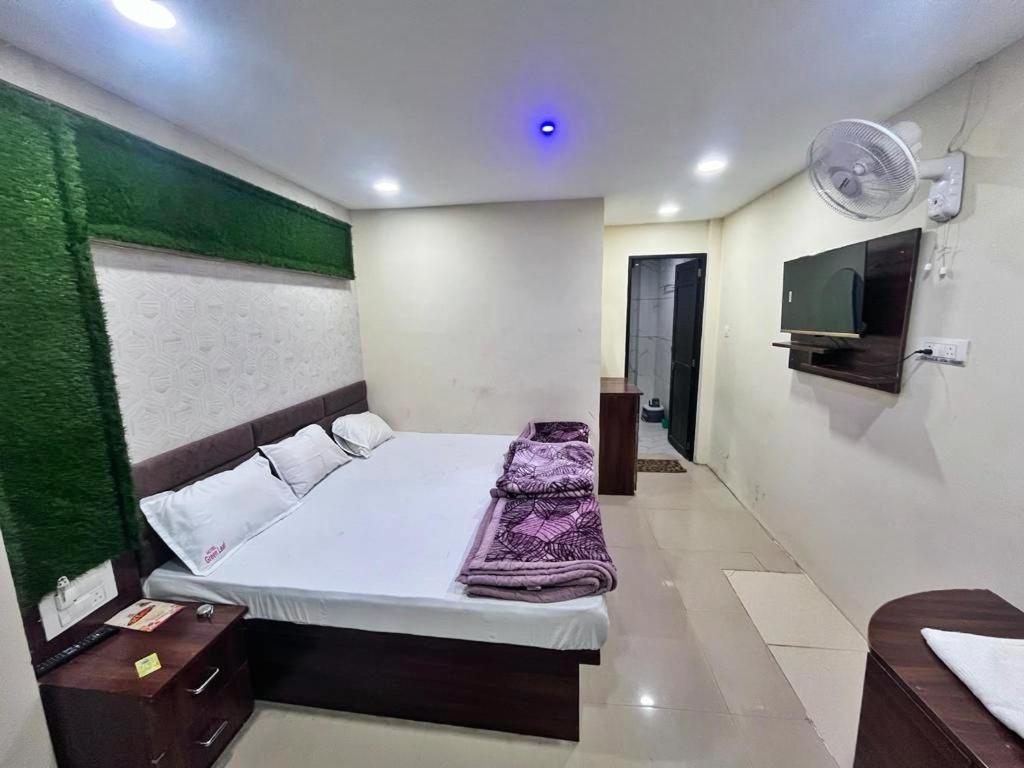 Green Leaf Hotel Ujjain Bagian luar foto