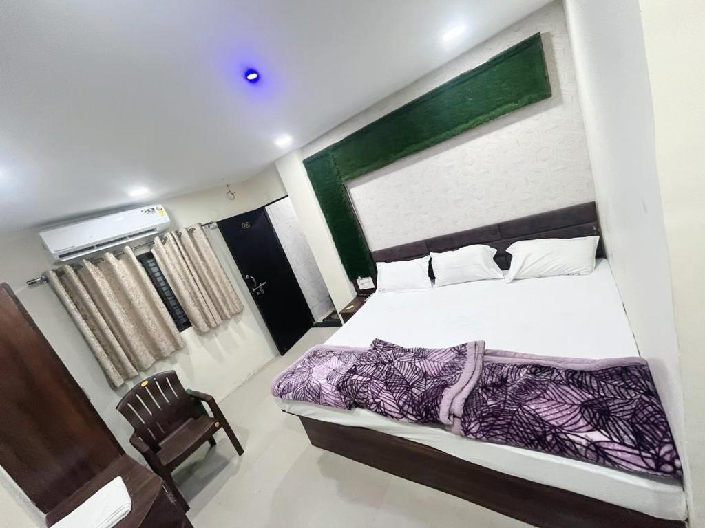 Green Leaf Hotel Ujjain Bagian luar foto