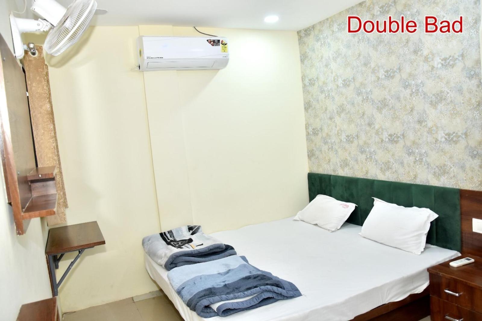 Green Leaf Hotel Ujjain Bagian luar foto
