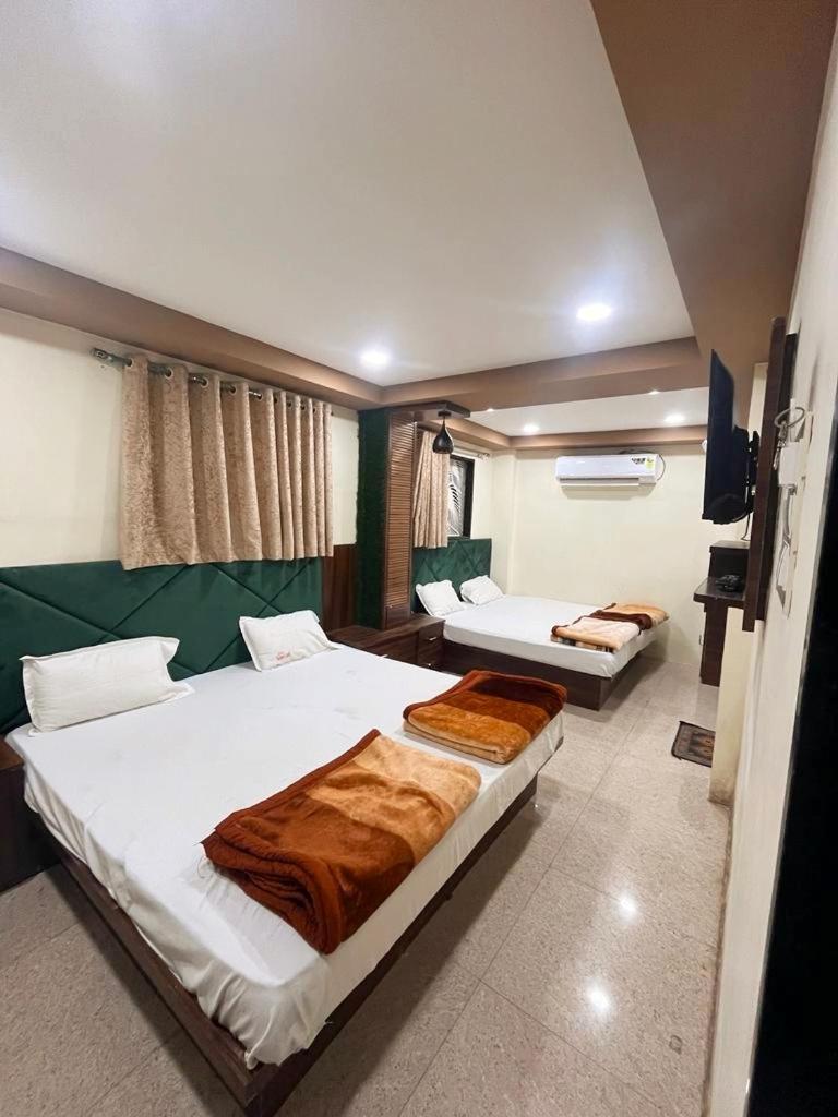 Green Leaf Hotel Ujjain Bagian luar foto