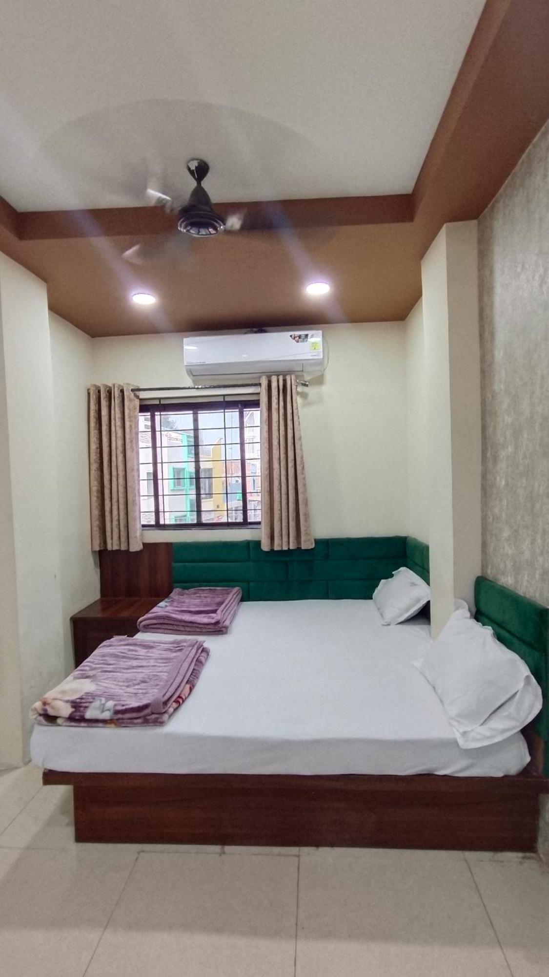 Green Leaf Hotel Ujjain Bagian luar foto