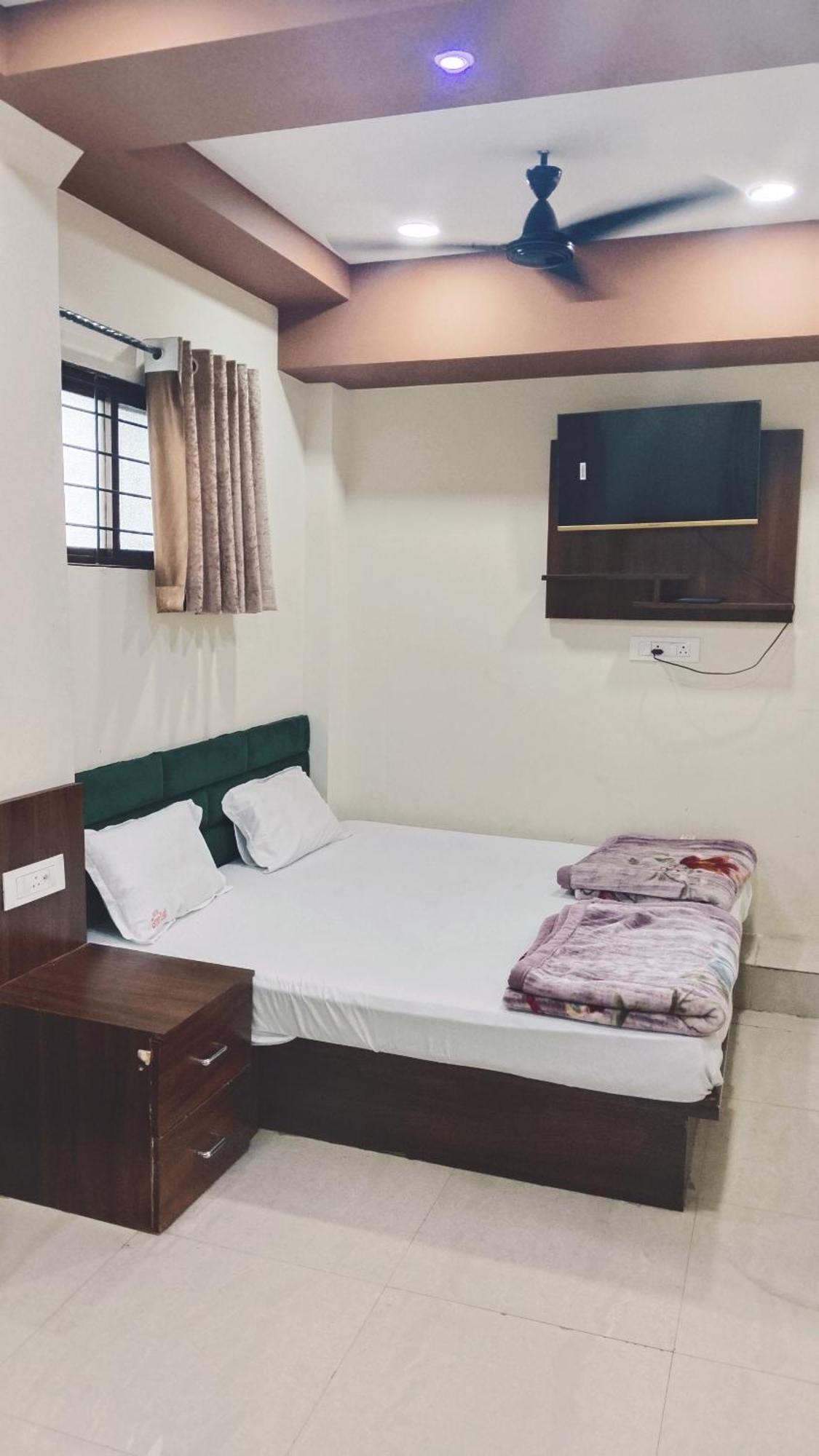 Green Leaf Hotel Ujjain Bagian luar foto