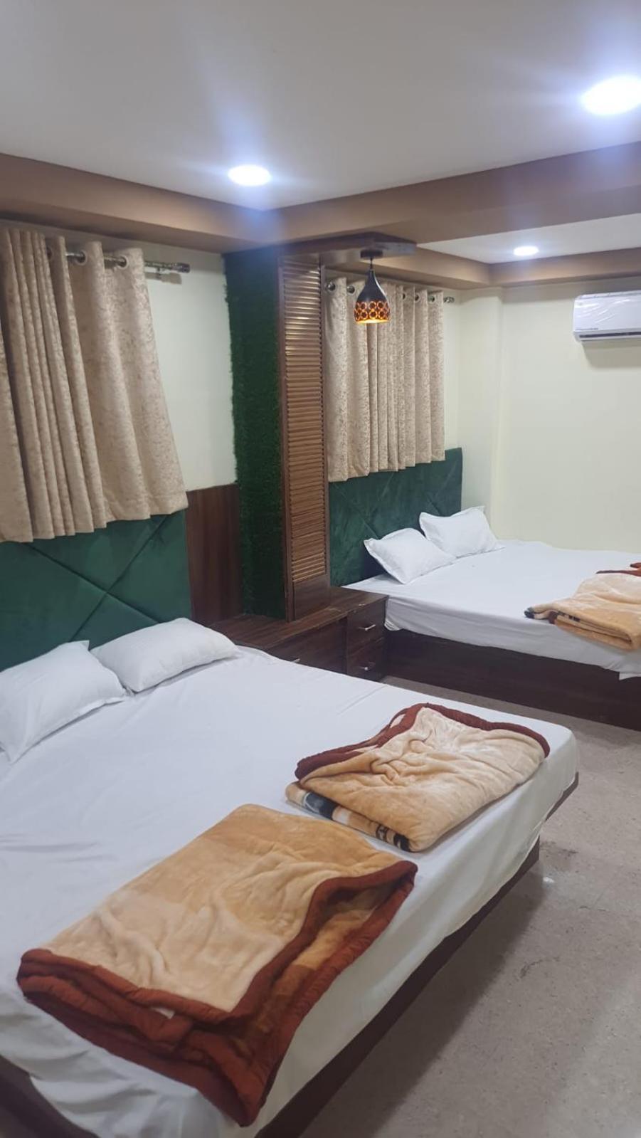 Green Leaf Hotel Ujjain Bagian luar foto