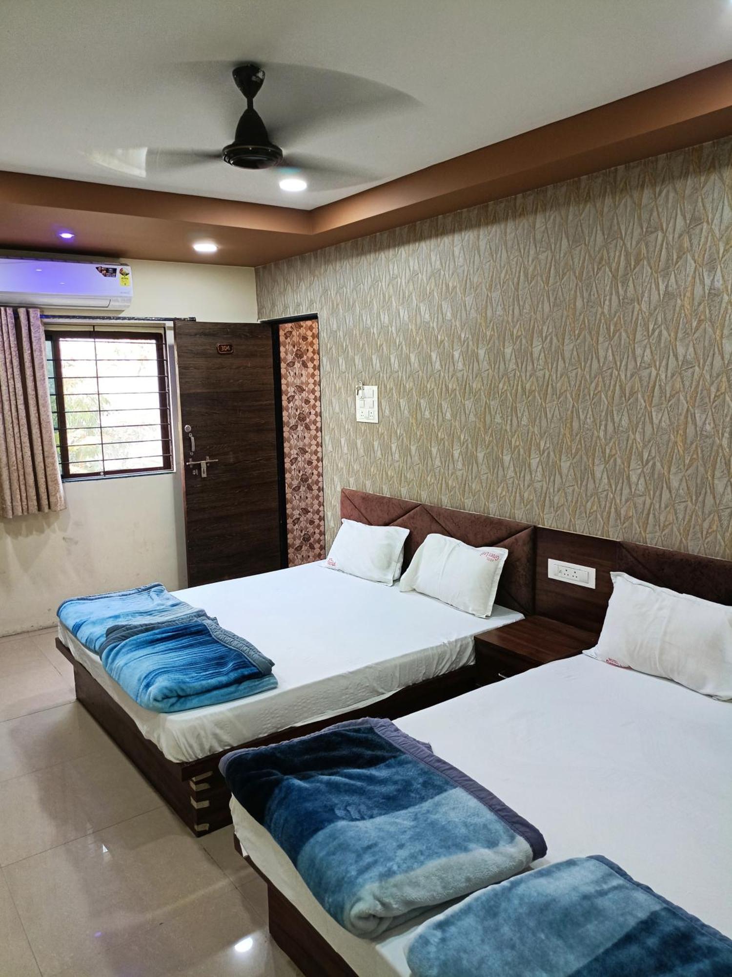 Green Leaf Hotel Ujjain Bagian luar foto