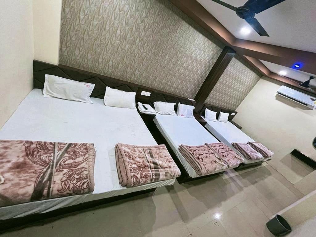 Green Leaf Hotel Ujjain Bagian luar foto