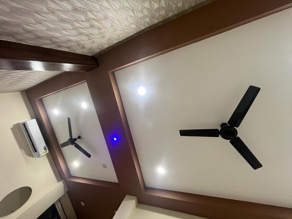 Green Leaf Hotel Ujjain Bagian luar foto
