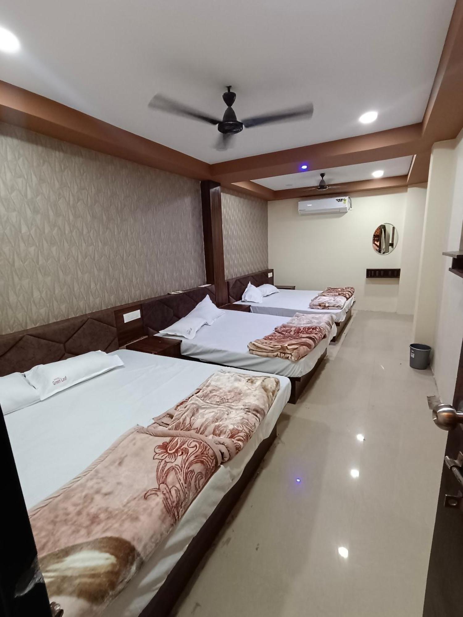 Green Leaf Hotel Ujjain Bagian luar foto