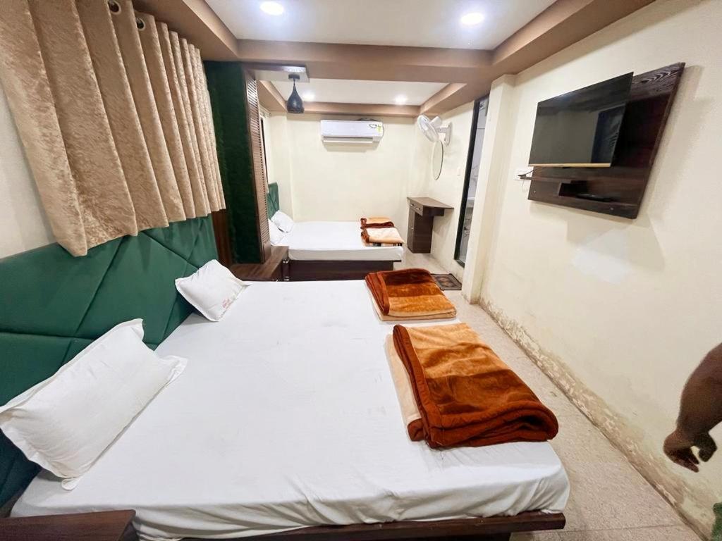 Green Leaf Hotel Ujjain Bagian luar foto