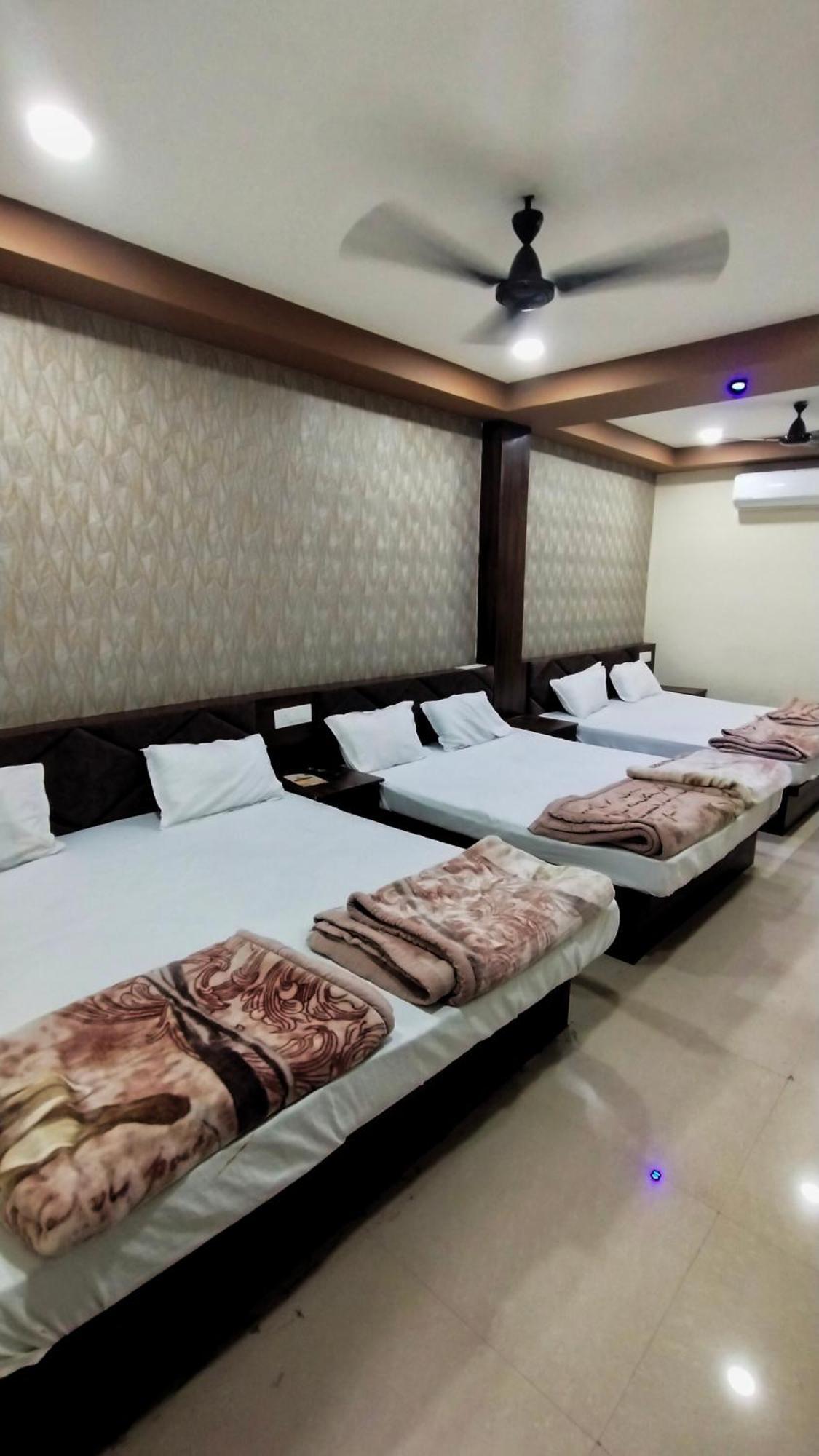 Green Leaf Hotel Ujjain Bagian luar foto