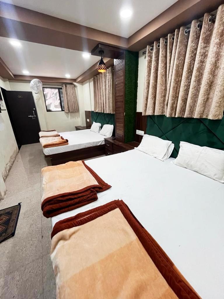 Green Leaf Hotel Ujjain Bagian luar foto