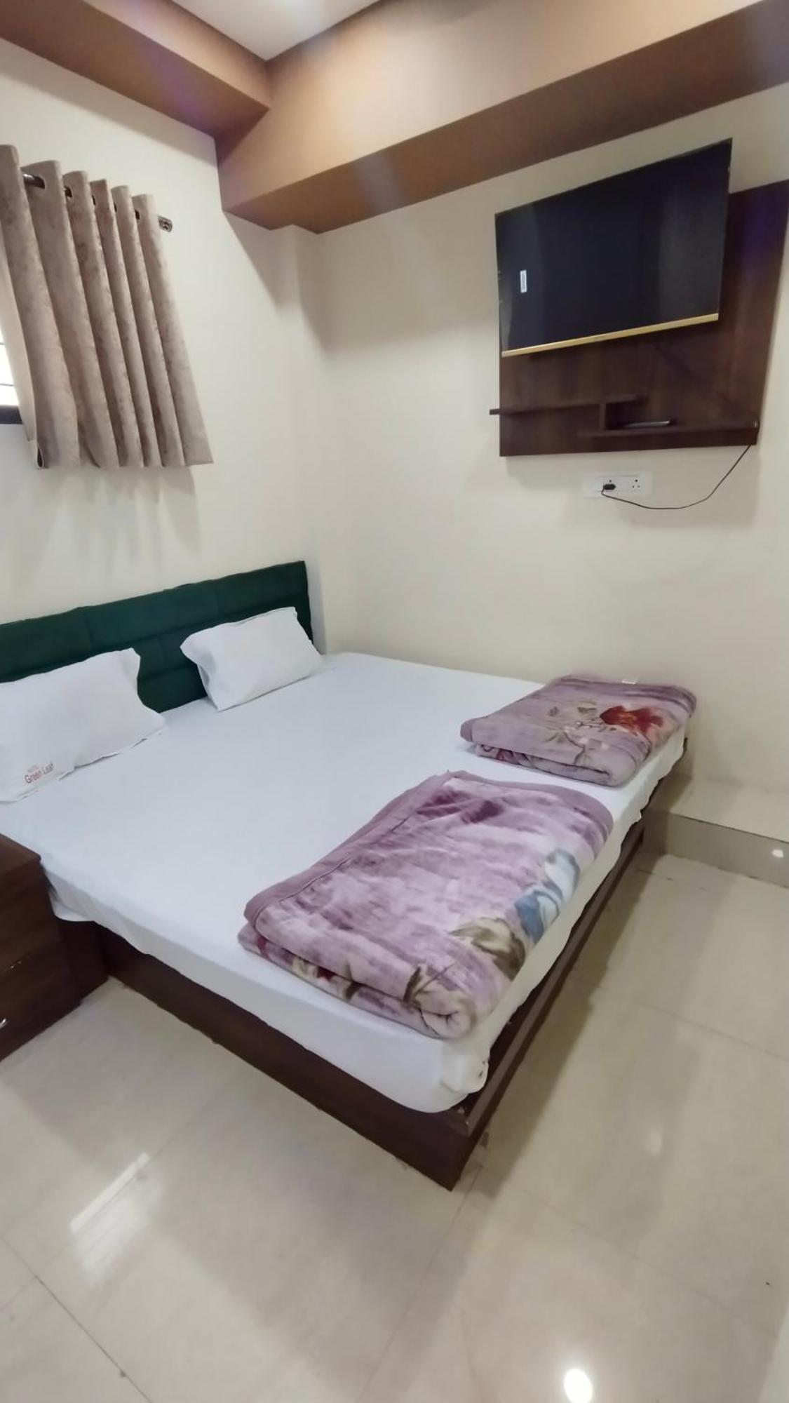 Green Leaf Hotel Ujjain Bagian luar foto