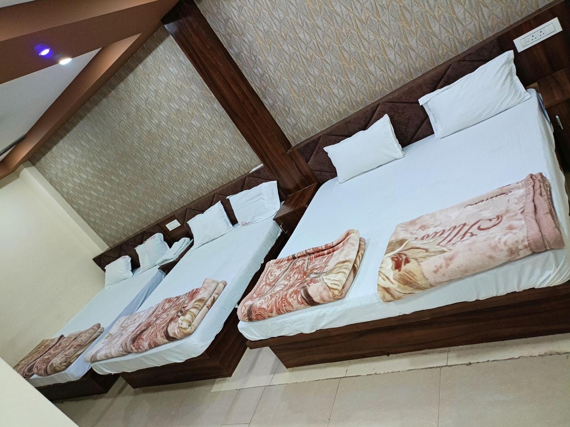 Green Leaf Hotel Ujjain Bagian luar foto