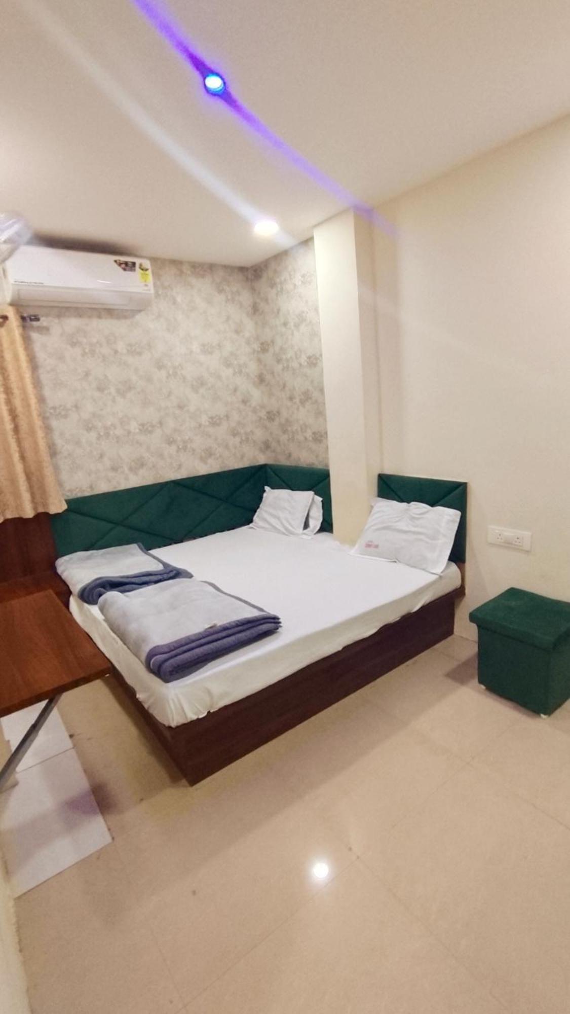 Green Leaf Hotel Ujjain Bagian luar foto