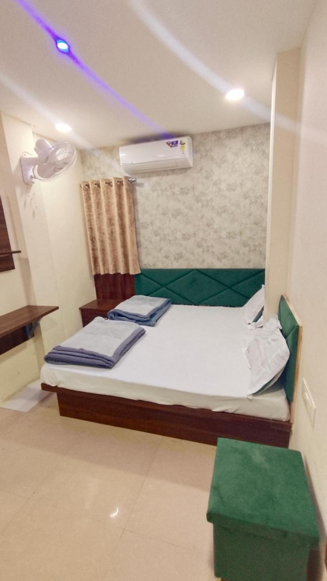 Green Leaf Hotel Ujjain Bagian luar foto
