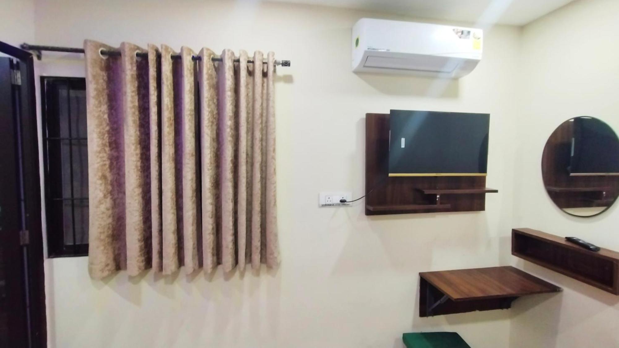 Green Leaf Hotel Ujjain Bagian luar foto