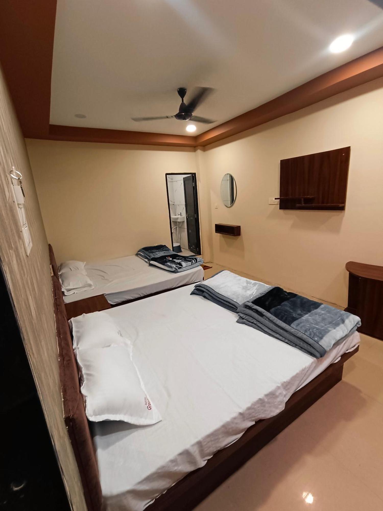 Green Leaf Hotel Ujjain Bagian luar foto