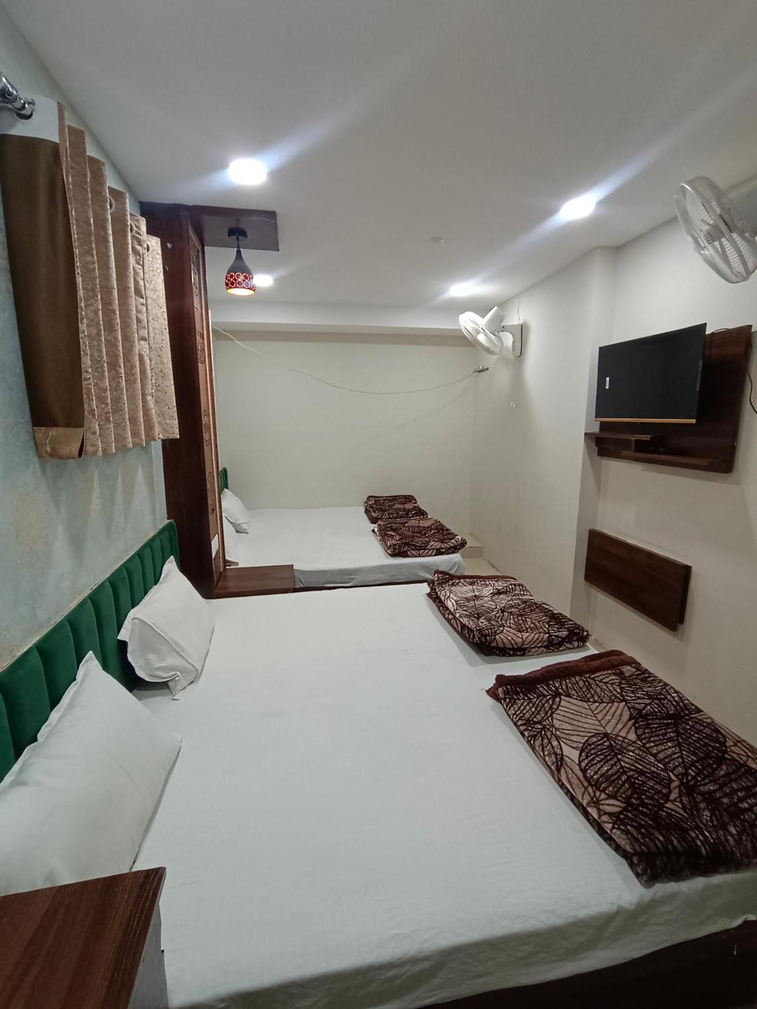 Green Leaf Hotel Ujjain Bagian luar foto