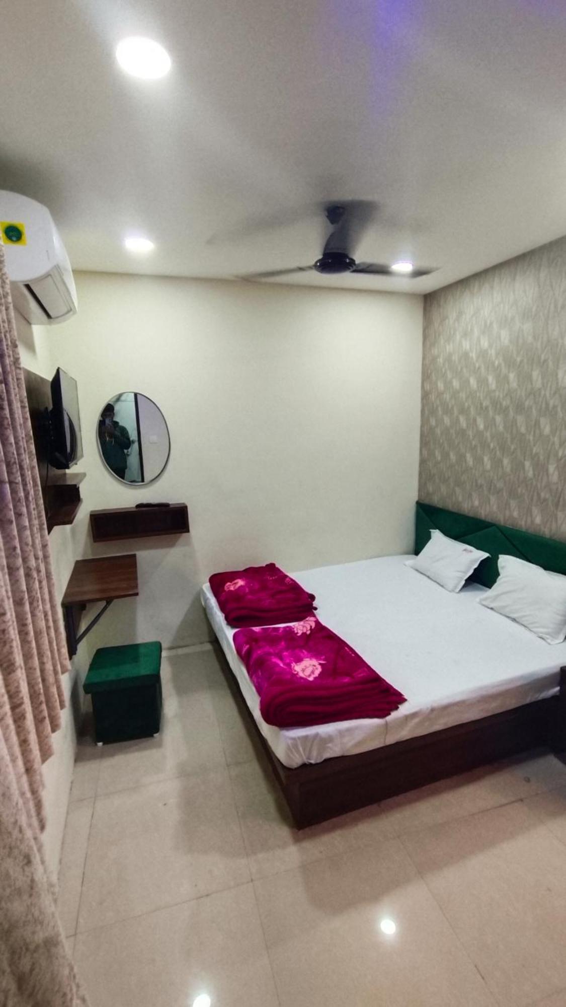 Green Leaf Hotel Ujjain Bagian luar foto