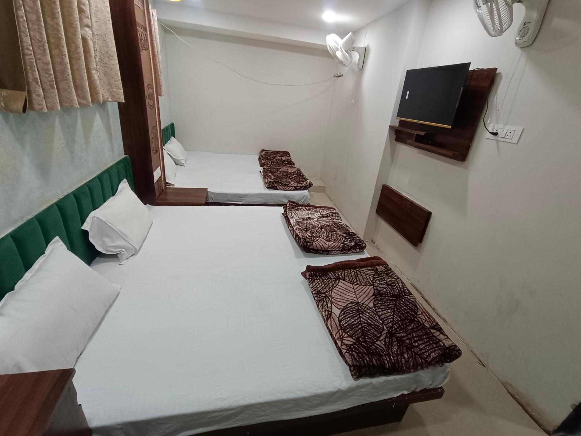 Green Leaf Hotel Ujjain Bagian luar foto
