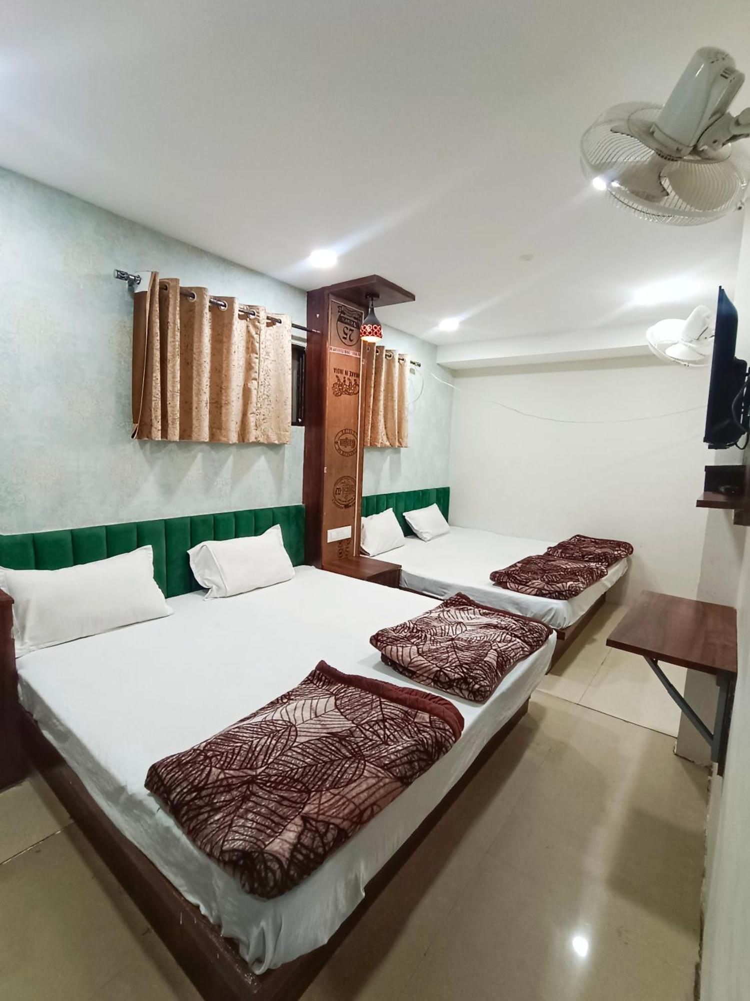 Green Leaf Hotel Ujjain Bagian luar foto