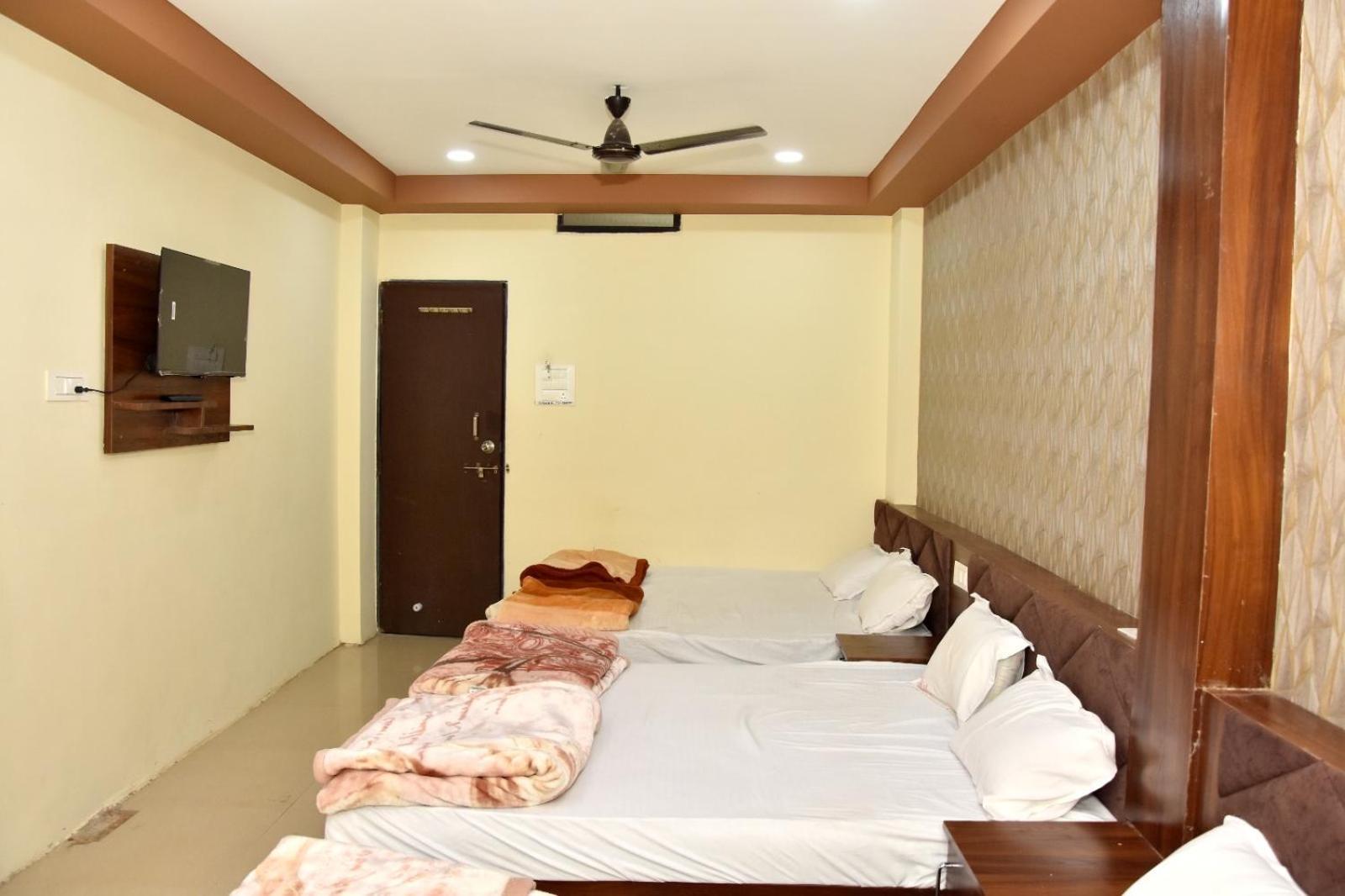 Green Leaf Hotel Ujjain Bagian luar foto